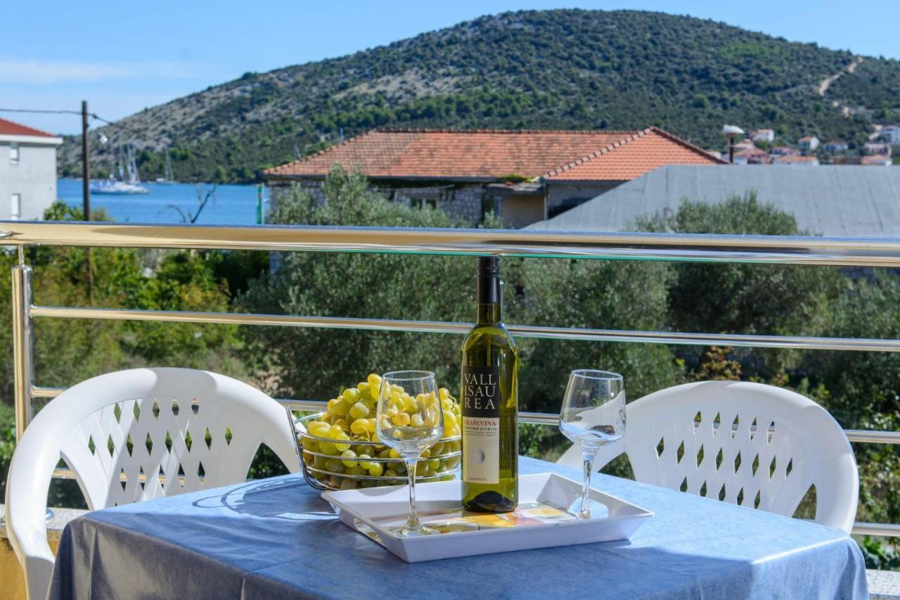 Vinišće Apartments Anton מראה חיצוני תמונה