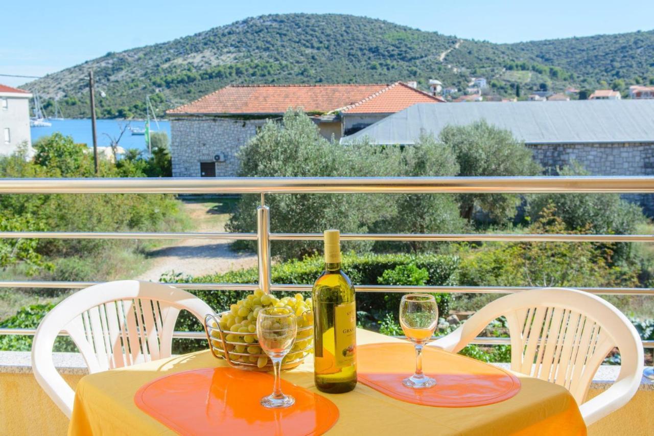 Vinišće Apartments Anton מראה חיצוני תמונה